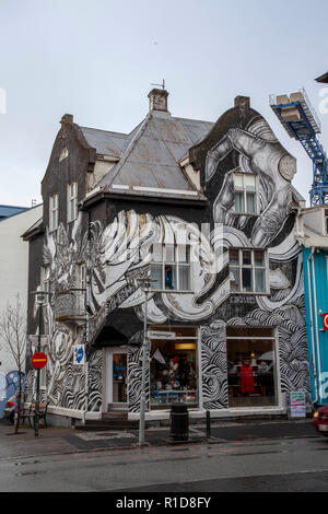 Bunte Graffiti auf einem Gebäude in Reykjavik Island Stockfoto