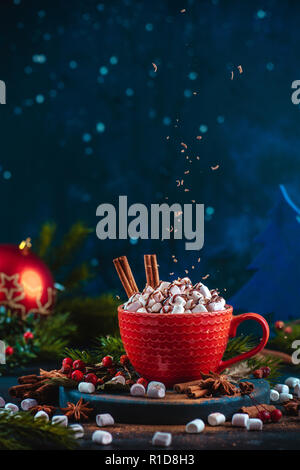 Heiße Schokolade mit Marshmallows, Schokolade Krümel, und Sirup. Große Tasse Kaffee mit hausgemachten Kakao. Weihnachten trinken Fotografie auf einem getönten Hintergrund Stockfoto