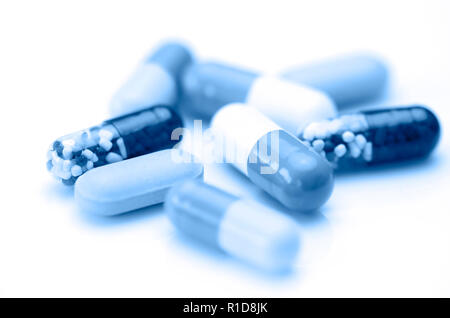 Orale Medikation Hintergrund mit warmem Licht. Farbenfrohe von oralen Medikamente auf weißem Hintergrund. Stockfoto