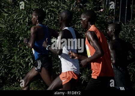 Athen, Griechenland. 11 Nov, 2018. Gruppe der Elite Athleten von Marathon werden gesehen, während die Athen Marathon, der verbindlich ist. Credit: Giorgos Zachos/SOPA Images/ZUMA Draht/Alamy leben Nachrichten Stockfoto