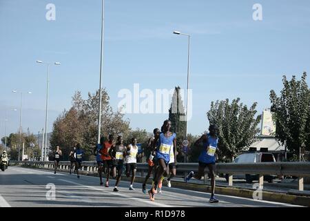 Athen, Griechenland. 11 Nov, 2018. Gruppe der Elite Athleten von Marathon werden gesehen, während die Athen Marathon, der verbindlich ist. Credit: Giorgos Zachos/SOPA Images/ZUMA Draht/Alamy leben Nachrichten Stockfoto