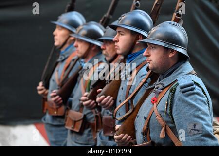 New York, USA 11 Nov 2018 Re-enactors gekleidet, wie Französische WWI Soldaten März in jährlichen New York City's Veterans Day Parade, auf der 100. Jahrestag des Endes des Ersten Weltkriegs. Stockfoto