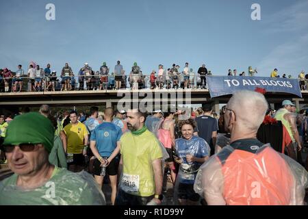 Athen, Griechenland. 11 Nov, 2018. Athleten sind vor Beginn der Athen Marathon, die Authentische gesehen. Credit: Giorgos Zachos/SOPA Images/ZUMA Draht/Alamy leben Nachrichten Stockfoto