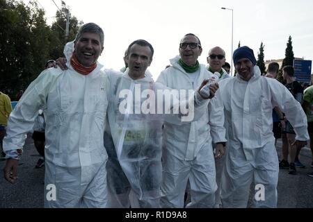 Athen, Griechenland. 11 Nov, 2018. Athleten sind vor Beginn der Athen Marathon, die Authentische gesehen. Credit: Giorgos Zachos/SOPA Images/ZUMA Draht/Alamy leben Nachrichten Stockfoto