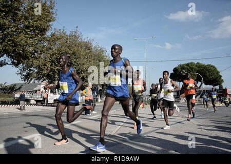 Athen, Griechenland. 11 Nov, 2018. Gruppe der Elite Athleten von Marathon werden gesehen, während die Athen Marathon, der verbindlich ist. Credit: Giorgos Zachos/SOPA Images/ZUMA Draht/Alamy leben Nachrichten Stockfoto