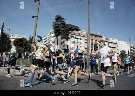 Athen, Griechenland. 11 Nov, 2018. Marathon Athleten gesehen, der im Laufe der Athen Marathon, der verbindlich ist. Credit: Giorgos Zachos/SOPA Images/ZUMA Draht/Alamy leben Nachrichten Stockfoto