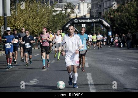 Athen, Griechenland. 11 Nov, 2018. Marathon Athleten gesehen, der im Laufe der Athen Marathon, der verbindlich ist. Credit: Giorgos Zachos/SOPA Images/ZUMA Draht/Alamy leben Nachrichten Stockfoto