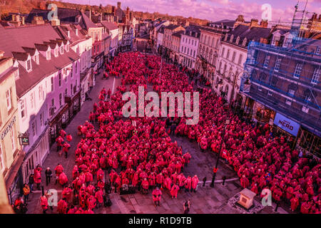 Cirencester Gloucestershire, Großbritannien. 11 Nov 2018.3300 Menschen versammeln sich die Weltgrößte menschlichen British Legion Mohn zu bilden. Die Veranstaltung wurde im Zentrum von Cirencester Am 11.11.2018 hielt das Ende von Weltkrieg 1 vor hundert Jahren zu comerorate. Credit: charlie Bryan/Alamy leben Nachrichten Stockfoto