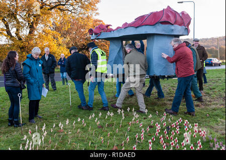 Presteigne, Powys, UK. 11. November 2018. Auf das hundertjährige Jubiläum des Ende des Großen Krieges, ein temporäres Denkmal ist von seiner Lage außerhalb der Stadt, wo es seit August 2014 stand wurde entfernt. Das Denkmal für die Waliser tot ist in Form von einem schlafenden Drachen auf einem Stein cromlech und wird von lokalen Künstler Pete Smith. Es wird gehofft, daß eine dauerhafte Version zu einem späteren Zeitpunkt zu erstellen. Das Denkmal wurde von zwei Pferden ein torchlit Prozession zum Dorf Halle für eine Armistice Day Feier Quelle: Alex Ramsay/Alamy Leben Nachrichten gezeichnet Stockfoto