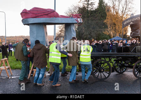 Presteigne, Powys, UK. 11. November 2018. Auf das hundertjährige Jubiläum des Ende des Großen Krieges, ein temporäres Denkmal ist von seiner Lage außerhalb der Stadt, wo es seit August 2014 stand wurde entfernt. Das Denkmal für die Waliser tot ist in Form von einem schlafenden Drachen auf einem Stein cromlech und wird von lokalen Künstler Pete Smith. Es wird gehofft, daß eine dauerhafte Version zu einem späteren Zeitpunkt zu erstellen. Das Denkmal wurde von zwei Pferden ein torchlit Prozession zum Dorf Halle für eine Armistice Day Feier Quelle: Alex Ramsay/Alamy Leben Nachrichten gezeichnet Stockfoto