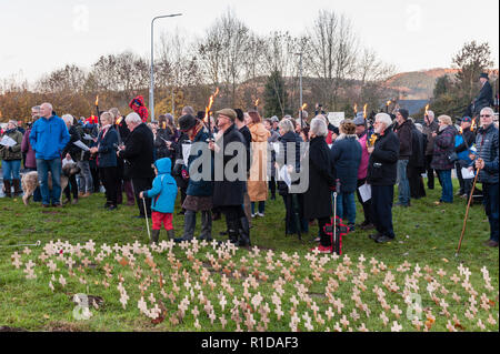 Presteigne, Powys, UK. 11. November 2018. Auf das hundertjährige Jubiläum des Ende des Großen Krieges, ein temporäres Denkmal ist von seiner Lage außerhalb der Stadt, wo es seit August 2014 stand wurde entfernt. Das Denkmal für die Waliser tot ist in Form von einem schlafenden Drachen auf einem Stein cromlech und wird von lokalen Künstler Pete Smith. Es wird gehofft, daß eine dauerhafte Version zu einem späteren Zeitpunkt zu erstellen. Das Denkmal wurde von zwei Pferden ein torchlit Prozession zum Dorf Halle für eine Armistice Day Feier Quelle: Alex Ramsay/Alamy Leben Nachrichten gezeichnet Stockfoto