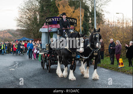 Presteigne, Powys, UK. 11. November 2018. Auf das hundertjährige Jubiläum des Ende des Großen Krieges, ein temporäres Denkmal ist von seiner Lage außerhalb der Stadt, wo es seit August 2014 stand wurde entfernt. Das Denkmal für die Waliser tot ist in Form von einem schlafenden Drachen auf einem Stein cromlech und wird von lokalen Künstler Pete Smith. Es wird gehofft, daß eine dauerhafte Version zu einem späteren Zeitpunkt zu erstellen. Das Denkmal wurde von zwei Pferden ein torchlit Prozession zum Dorf Halle für eine Armistice Day Feier Quelle: Alex Ramsay/Alamy Leben Nachrichten gezeichnet Stockfoto