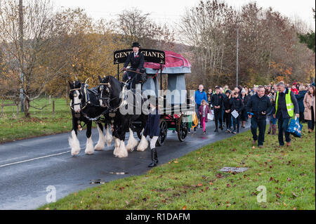 Presteigne, Powys, UK. 11. November 2018. Auf das hundertjährige Jubiläum des Ende des Großen Krieges, ein temporäres Denkmal ist von seiner Lage außerhalb der Stadt, wo es seit August 2014 stand wurde entfernt. Das Denkmal für die Waliser tot ist in Form von einem schlafenden Drachen auf einem Stein cromlech und wird von lokalen Künstler Pete Smith. Es wird gehofft, daß eine dauerhafte Version zu einem späteren Zeitpunkt zu erstellen. Das Denkmal wurde von zwei Pferden ein torchlit Prozession zum Dorf Halle für eine Armistice Day Feier Quelle: Alex Ramsay/Alamy Leben Nachrichten gezeichnet Stockfoto