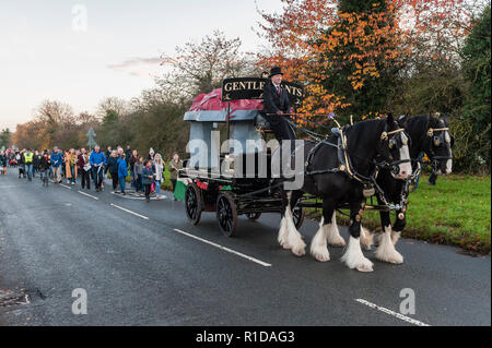 Presteigne, Powys, UK. 11. November 2018. Auf das hundertjährige Jubiläum des Ende des Großen Krieges, ein temporäres Denkmal ist von seiner Lage außerhalb der Stadt, wo es seit August 2014 stand wurde entfernt. Das Denkmal für die Waliser tot ist in Form von einem schlafenden Drachen auf einem Stein cromlech und wird von lokalen Künstler Pete Smith. Es wird gehofft, daß eine dauerhafte Version zu einem späteren Zeitpunkt zu erstellen. Das Denkmal wurde von zwei Pferden ein torchlit Prozession zum Dorf Halle für eine Armistice Day Feier Quelle: Alex Ramsay/Alamy Leben Nachrichten gezeichnet Stockfoto