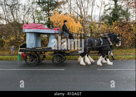 Presteigne, Powys, UK. 11. November 2018. Auf das hundertjährige Jubiläum des Ende des Großen Krieges, ein temporäres Denkmal ist von seiner Lage außerhalb der Stadt, wo es seit August 2014 stand wurde entfernt. Das Denkmal für die Waliser tot ist in Form von einem schlafenden Drachen auf einem Stein cromlech und wird von lokalen Künstler Pete Smith. Es wird gehofft, daß eine dauerhafte Version zu einem späteren Zeitpunkt zu erstellen. Das Denkmal wurde von zwei Pferden ein torchlit Prozession zum Dorf Halle für eine Armistice Day Feier Quelle: Alex Ramsay/Alamy Leben Nachrichten gezeichnet Stockfoto