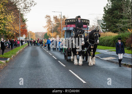 Presteigne, Powys, UK. 11. November 2018. Auf das hundertjährige Jubiläum des Ende des Großen Krieges, ein temporäres Denkmal ist von seiner Lage außerhalb der Stadt, wo es seit August 2014 stand wurde entfernt. Das Denkmal für die Waliser tot ist in Form von einem schlafenden Drachen auf einem Stein cromlech und wird von lokalen Künstler Pete Smith. Es wird gehofft, daß eine dauerhafte Version zu einem späteren Zeitpunkt zu erstellen. Das Denkmal wurde von zwei Pferden ein torchlit Prozession zum Dorf Halle für eine Armistice Day Feier Quelle: Alex Ramsay/Alamy Leben Nachrichten gezeichnet Stockfoto