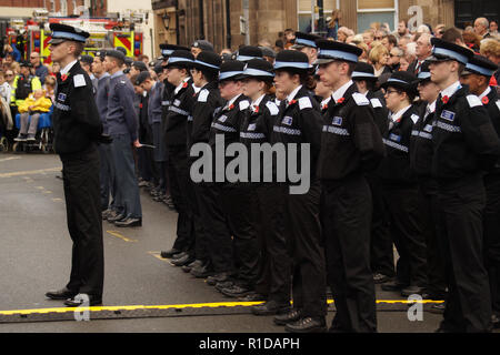 Hereford, Herefordshire, UK. 11 Nov, 2018. Polizei gesehen, die Teilnahme an der jährlichen Erinnerung an den 100. Jahrestag des Waffenstillstandes Prozession in London Tribut zu denen, die gelitten haben oder während des Krieges starb zu bezahlen. Hunderte von Menschen versammelt, um gemeinsam den 100. Jahrestag des Waffenstillstandes, die sah, 3.123 cm Mitglieder der bewaffneten Kräfte ihr Leben verloren, zu markieren. Der Waffenstillstand im Ersten Weltkrieg zwischen den Alliierten und Deutschland in Compiegne, Frankreich auf der elften Stunde des elften Tag des elften Monats unterzeichnet wurde - 11:00 Uhr Am 11. November 1918. (Bild: © Jim W Stockfoto