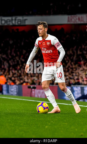 London, Großbritannien. 11. Nov 2018. Mesut Ozil von Arsenal mit der Kugel während der Premier League Spiel zwischen Arsenal und Wolverhampton Wanderers im Emirates Stadium, London, England am 11. November 2018. Foto von Phil Hutchinson. Nur die redaktionelle Nutzung, eine Lizenz für die gewerbliche Nutzung erforderlich. Keine Verwendung in Wetten, Spiele oder einer einzelnen Verein/Liga/player Publikationen. Credit: UK Sport Pics Ltd/Alamy leben Nachrichten Stockfoto