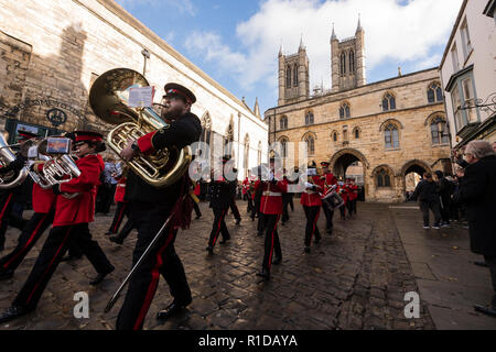 Lincoln, Großbritannien. 11. November 2018: Soldaten und servicewomen Parade in den Straßen von Lincoln, Großbritannien. Am 11 Tag des 11 Monats 100 Jahre nach dem Ende des Großen Krieges Dienst in Lincoln, Großbritannien abgehalten. Die Kathedrale von Lincoln, Großbritannien. Kathedrale Clifford Norton Alamy Leben Nachrichten. Stockfoto