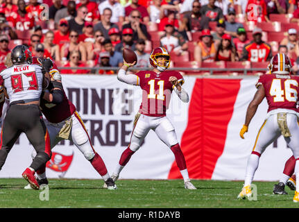 Tampa, Florida, USA. 11 Nov, 2018. Washington Redskins Quarterback Alex Smith (11) wirft einen Pass im 2. Quartal während des Spiels zwischen den Washington Redskins und die Tampa Bay Buccaneers bei Raymond James Stadium in Tampa, Florida. Del Mecum/CSM/Alamy leben Nachrichten Stockfoto