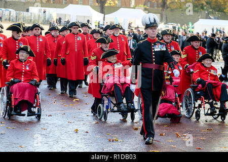 London, Großbritannien. November 2018. Chelsea Rentner, Militärveteranen, tragen ihre berühmten scharlachroten Uniformen, nehmen an der Parade zum Gedenken an den 100. Jahrestag des Endes des Ersten Weltkriegs Teil. Stockfoto