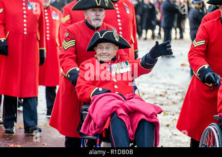 London, Großbritannien. November 2018. Ein Rentner aus Chelsea, der die berühmte scharlachrote Uniform trägt, winkt der Menge zu, während er an der Parade zum Gedenken an den 100. Jahrestag des Endes des Ersten Weltkriegs teilnimmt. Stockfoto