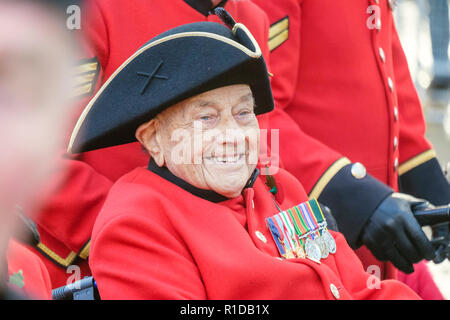 London, Großbritannien. November 2018. Ein lächelnder Chelsea-Rentner nimmt an der Remembrance Day Parade zum 100. Jahrestag des Endes des Ersten Weltkriegs Teil. London, Großbritannien. Stockfoto