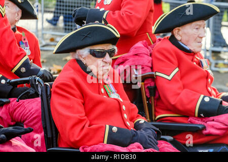 London, Großbritannien. November 2018. Eine Chelsea-Rentnerin in der berühmten scharlachroten Uniform nimmt an der Remembrance Day Parade zum 100. Jahrestag des Endes des Ersten Weltkriegs Teil. Stockfoto