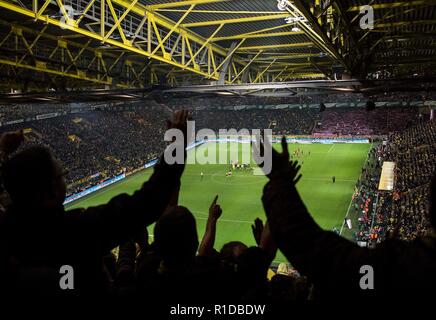 Funktion, letzte Jubel der Fans bei der Suedtribuene, Fußball 1. Fussballbundesliga, 11. Spieltag, Borussia Dortmund (DO) - FC Bayern München (M) 3:2, am 10.11.2018 in Dortmund/Deutschland. ##DFL-Bestimmungen verbieten die Verwendung von Fotografien als Bildsequenzen und/oder quasi-Video## | Verwendung weltweit Stockfoto