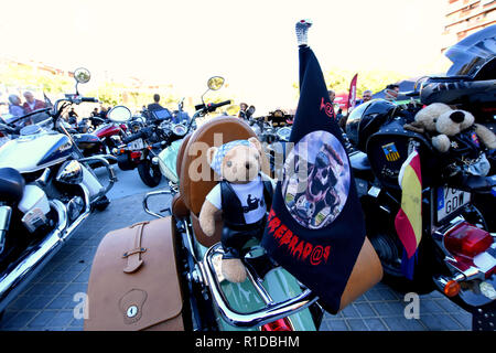November 11, 2018 - L'Hospitalet, Barcelona, Spanien - eine Puppe ist auf der Rückseite ein Fahrrad während der Anzeige gesehen. Motorrad zeigt in L'Hospitalet, wo Motorräder der Marken wie Harley-Davidson oder Indischen bekannt werden angezeigt für die Menschen zu sehen und zu bewundern. (Bild: © Ramon Costa/SOPA Bilder über ZUMA Draht) Stockfoto