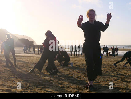 Newquay, Cornwall, England. 11. Nov 2018. Seiten des Meeres WW1 Gedenkveranstaltung von Danny Boyle. Strand sand Portrait von Seaman Archie Jewell 28 Jahre gestorben 17-04 1917, Tanz durch die Halle für Cornwall Jugend, WW1 Krieg Centenary Art Provisionen, November 2018 11, Robert Taylor/Alamy Leben Nachrichten. Perranporth Beach, Cornwall, UK. Credit: Robert Taylor/Alamy leben Nachrichten Stockfoto