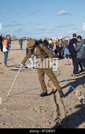 Gorleston-On - Meer, Norfolk. 11. November 2018. Major a.d. Trevor Rawson ehrenamtliche Mitarbeit in Gorleston' Seiten des Ereignisses die Meer' und seinen Tribut an die Gefallenen des Ersten Weltkriegs. Credit: Adrian Buck/Alamy leben Nachrichten Stockfoto