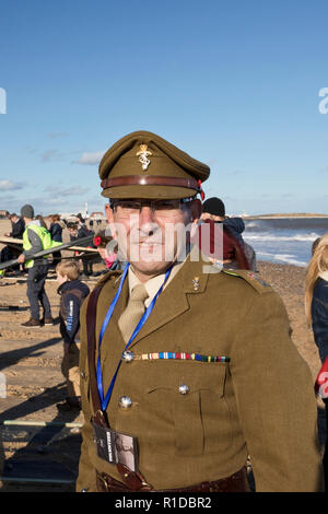 Gorleston-On - Meer, Norfolk. 11. November 2018. Major a.d. Trevor Rawson aus Bradwell ehrenamtliche Mitarbeit in Gorleston' Seiten des Ereignisses die Meer' und seinen Tribut an die Gefallenen des WK 1. Die großen serviert für 29 Jahre einschließlich Praktika in Deutschland, Frankreich und im Irak. Credit: Adrian Buck/Alamy leben Nachrichten Stockfoto