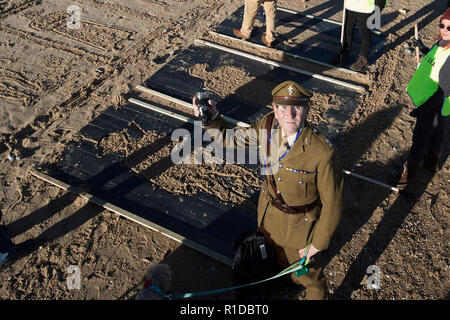 Gorleston-On - Meer, Norfolk. 11. November 2018. Major a.d. Trevor Rawson aus Bradwell ehrenamtliche Mitarbeit in Gorleston' Seiten des Ereignisses die Meer' und seinen Tribut an die Gefallenen des WK 1. Die großen serviert für 29 Jahre einschließlich Praktika in Deutschland, Frankreich und im Irak. Credit: Adrian Buck/Alamy leben Nachrichten Stockfoto