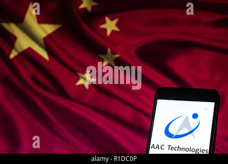 Kiew, Ukraine. 10 Nov, 2018. AAC-Technologien Holdings Inc. und anderen elektronischen Komponente Manufacturing Company Logo auf dem Smartphone angezeigt. Quelle: Igor Golovniov/SOPA Images/ZUMA Draht/Alamy leben Nachrichten Stockfoto