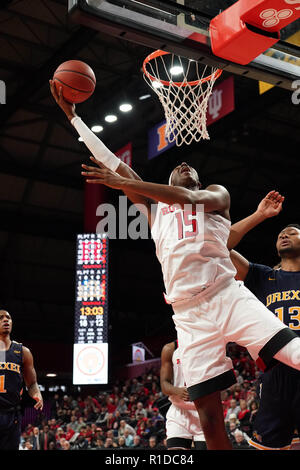Piscataway, New Jersey, USA. 11 Nov, 2018. Rutgers Scarlet Knights Zentrum Myles Johnson (15) Laufwerke an den Korb gegen die Drexel Drachen in einem Spiel an der Rutgers Athletic Center. Quelle: Joel Plummer/ZUMA Draht/Alamy leben Nachrichten Stockfoto