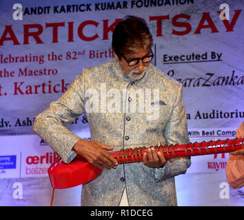 Mumbai, Indien. 11 Nov, 2018. Indische Film Schauspieler Amitabh Bachchan starten Pandit Kartick Kumar Stiftung bei Bal Gandharva angerufen Mandir, Bandra in Mumbai. Credit: Azhar Khan/SOPA Images/ZUMA Draht/Alamy leben Nachrichten Stockfoto