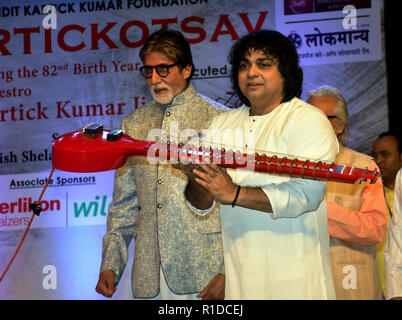 Mumbai, Indien. 11 Nov, 2018. Indische Film Schauspieler Amitabh Bachchan mit Musiker Niladri Kumar bei der Markteinführung von Pandit Kartick Kumar Stiftung bei Bal Gandharva angerufen Mandir, Bandra in Mumbai. Credit: Azhar Khan/SOPA Images/ZUMA Draht/Alamy leben Nachrichten Stockfoto