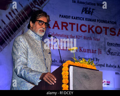 Mumbai, Indien. 11 Nov, 2018. Indische Film Schauspieler Amitabh Bachchan starten Pandit Kartick Kumar Stiftung bei Bal Gandharva angerufen Mandir, Bandra in Mumbai. Credit: Azhar Khan/SOPA Images/ZUMA Draht/Alamy leben Nachrichten Stockfoto