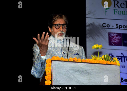 Mumbai, Indien. 11 Nov, 2018. Indische Film Schauspieler Amitabh Bachchan starten Pandit Kartick Kumar Stiftung bei Bal Gandharva angerufen Mandir, Bandra in Mumbai. Credit: Azhar Khan/SOPA Images/ZUMA Draht/Alamy leben Nachrichten Stockfoto