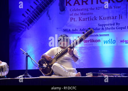 Mumbai, Indien. 11 Nov, 2018. Klassische indische und Fusion Musiker Niladri Kumar bei der Markteinführung von Pandit Kartick Kumar Stiftung bei Bal Gandharva angerufen Mandir, Bandra in Mumbai. Credit: Azhar Khan/SOPA Images/ZUMA Draht/Alamy leben Nachrichten Stockfoto