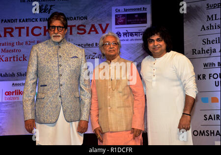 Mumbai, Indien. 11 Nov, 2018. Indische Film Schauspieler Amitabh Bachchan, Kartick Niladri Kumar Kumar und Musiker bei der Markteinführung von Pandit Kartick Kumar Stiftung bei Bal Gandharva angerufen Mandir, Bandra in Mumbai. Credit: Azhar Khan/SOPA Images/ZUMA Draht/Alamy leben Nachrichten Stockfoto