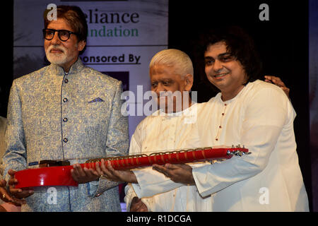 Mumbai, Indien. 11 Nov, 2018. Indische Film Schauspieler Amitabh Bachchan, Pyarelal Niladri Kumar Sharma und Musiker bei der Markteinführung von Pandit Kartick Kumar Stiftung bei Bal Gandharva angerufen Mandir, Bandra in Mumbai. Credit: Azhar Khan/SOPA Images/ZUMA Draht/Alamy leben Nachrichten Stockfoto