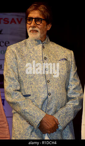 Mumbai, Indien. 11 Nov, 2018. Indische Film Schauspieler Amitabh Bachchan starten Pandit Kartick Kumar Stiftung bei Bal Gandharva angerufen Mandir, Bandra in Mumbai. Credit: Azhar Khan/SOPA Images/ZUMA Draht/Alamy leben Nachrichten Stockfoto