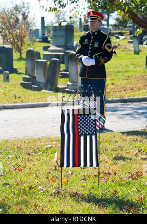 Washington, DC, 11. November 2018: ein Hornist mit der US Army Band, "Pershing der eigenen "Bekommt bereit zu spielen "Hähne", während die uns homosexuellen und geraden Veteranen und Active Duty Service Mitglieder eines Veterans Day Memorial Beobachtung am Grab von Leonard Matlovich, einem schwulen Soldaten, die die US Luft Kraft, die versucht zu entfernen sein von Service, weil er homosexuell war gekämpft. Das Grab ist auf dem Friedhof des Kongresses in Washington DC entfernt. Patsy Lynch/Alamy Credit: Patsy Lynch/Alamy leben Nachrichten Stockfoto