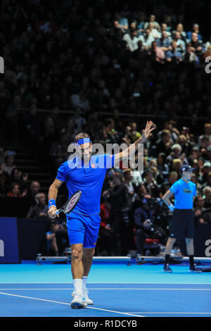 London, Großbritannien. 11 Nov, 2018. Die Apt-Finale; Roger Federer vs Kei Nishikori; Roger Federer Wellen an, zu den Volksmengen Credit: Romena Fogliati/News Bilder Credit: Aktuelles Bilder/Alamy leben Nachrichten Stockfoto