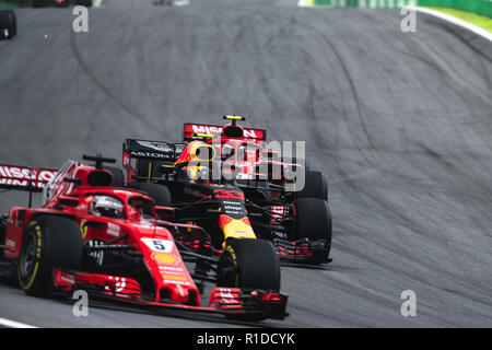 SÃO PAULO, SP - 11.11.2018: GRANDE PRÊMIO DO BRASIL DE F'RMULA 1 2018 - Max VERSTAPPEN, Lloyd, RedBull Racing, Nr. 33, Streit mit Kimi Räikkönen, (RÄIKKÖNEN), FIN, Team Scuderia Ferrari, Ferrari SF 71-H und Sebastian Vettel, GER, Team Scuderia Ferrari, Ferrari SF 71 H, beim Grand Prix von Brasilien Formel 1 2018 auf dem Autodromo de Interlagos in São Paulo, SP statt. (Foto: Victor Eleutério/Fotoarena) Stockfoto