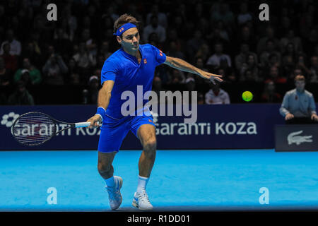 London, Großbritannien. 11 Nov, 2018. Die Apt-Finale; Roger Federer vs Kei Nishikori; Roger Federer gibt den Ball Credit: Romena Fogliati/News Bilder Credit: Aktuelles Bilder/Alamy leben Nachrichten Stockfoto