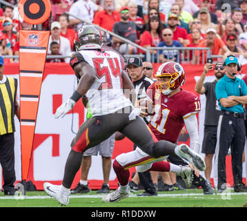 Tampa, Florida, USA. 11 Nov, 2018. Washington Redskins Quarterback Alex Smith (11) Folien nach Scrambling für 9 Yards im 4. Quartal während des Spiels zwischen den Washington Redskins und die Tampa Bay Buccaneers bei Raymond James Stadium in Tampa, Florida. Del Mecum/CSM/Alamy leben Nachrichten Stockfoto