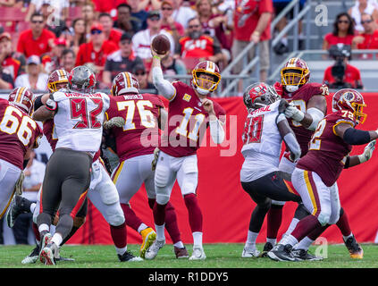 Tampa, Florida, USA. 11 Nov, 2018. Washington Redskins Quarterback Alex Smith (11) wirft einen Pass im 3. Quartal während des Spiels zwischen den Washington Redskins und die Tampa Bay Buccaneers bei Raymond James Stadium in Tampa, Florida. Del Mecum/CSM/Alamy leben Nachrichten Stockfoto